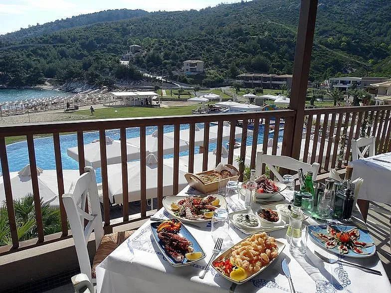 ДДС в Гърция падна, цените не