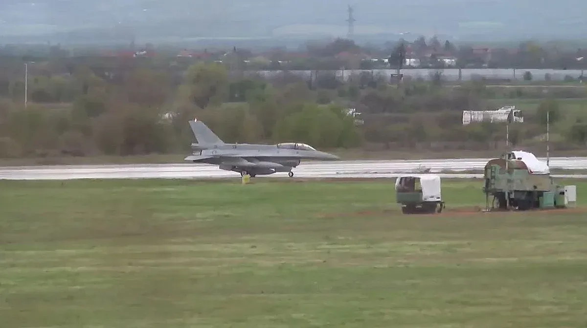 Кацна у нас първият български изтребител F-16