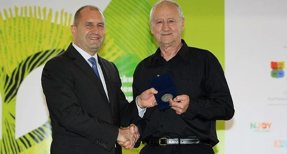 Радев връчи почетен знак на Павел Поппандов