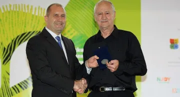 Радев връчи почетен знак на Павел Поппандов