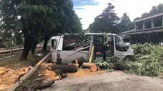 Стихия връхлетя Габрово и Трявна