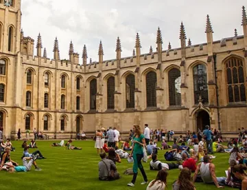 Англия запази ниски таксите за студенти