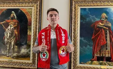 Руснак акостира на "Армията"