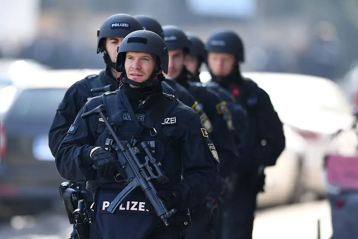 Стотици евакуирани след взрива в Германия