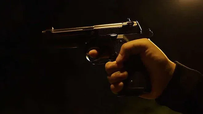 18-годишен се вихри с пистолет в училище