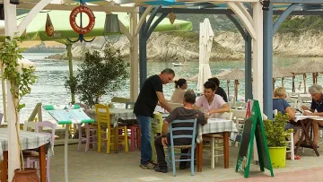 Гърция ни цака с евтино море