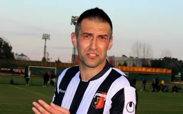 Футболист замеря полицаи с пари заради скоба на колата