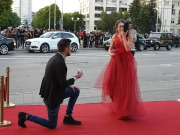 Бал в Перник завърши с годеж /СНИМКИ/