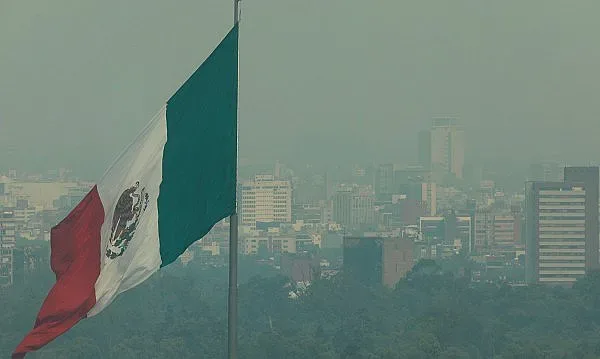 Министърка бави самолет, хвърля оставка