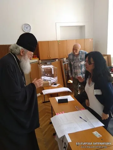 Патриарх Неофит гласува след литургията