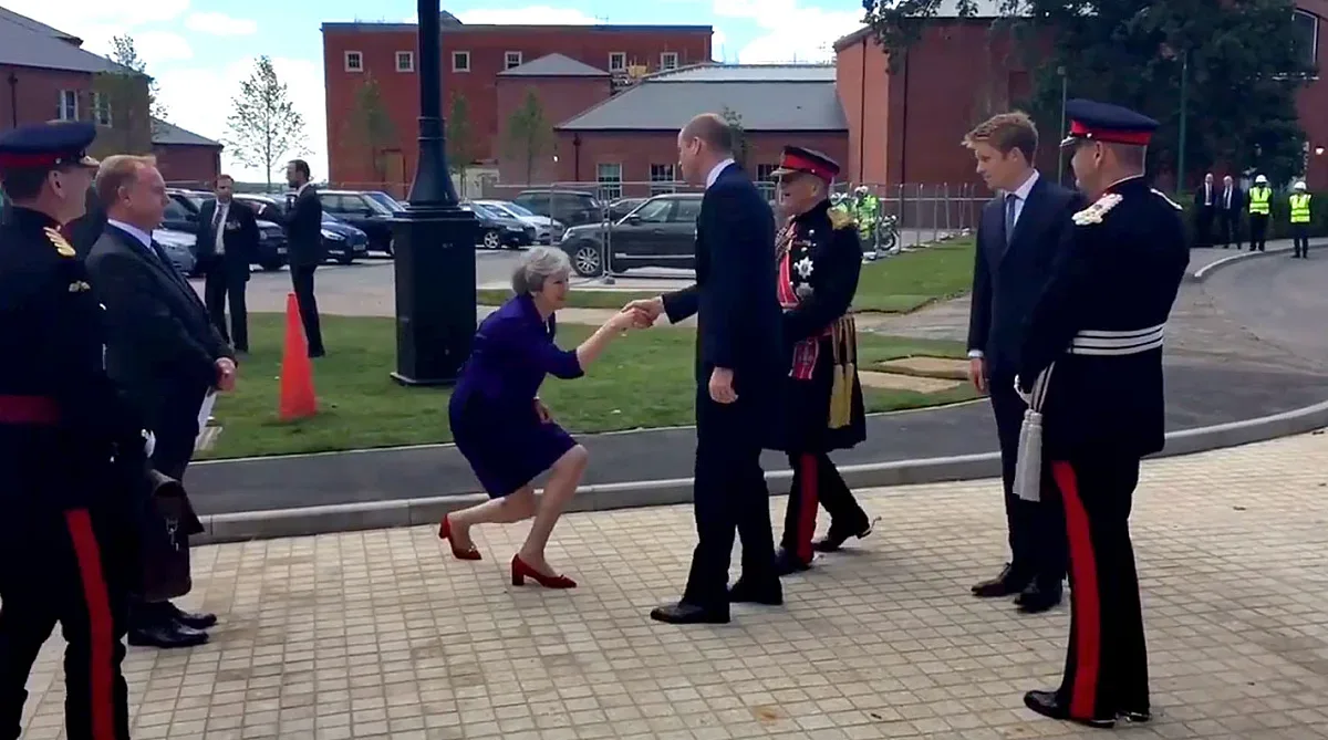 Танцът и поклоните на Мей, с които ще я запомним