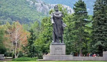 Ученици четат ритуално поезията на Ботев