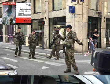 Атентаторът от Лион - с очила и армейски шал