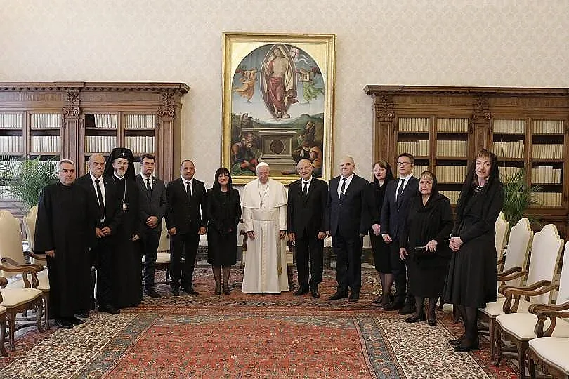 Папата подари гълъб с маслинова клонка на Караянчева