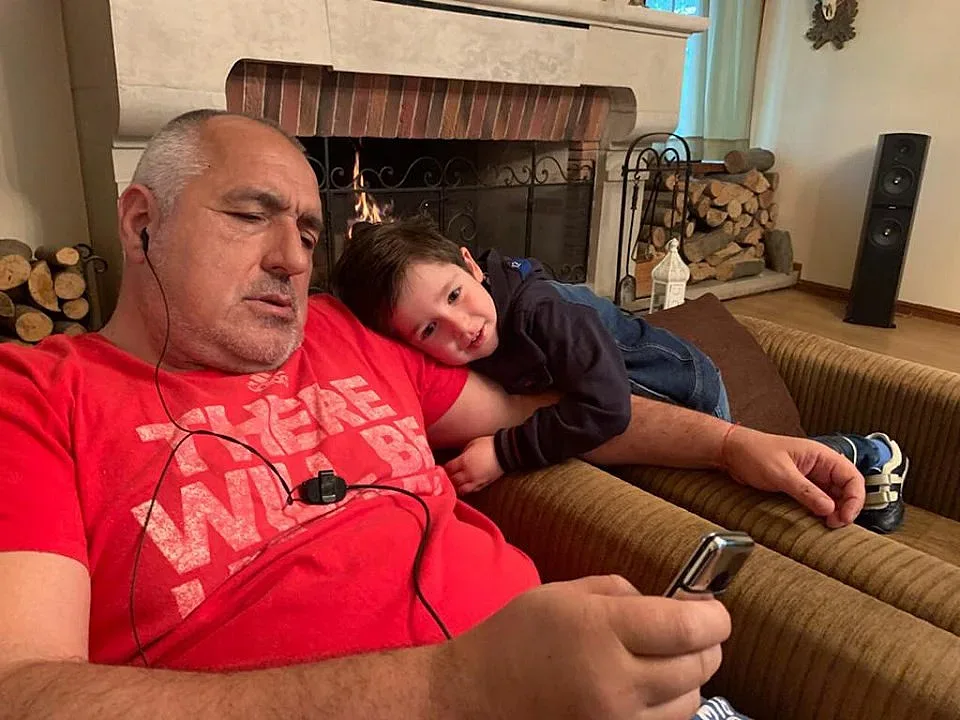 Снимка на Бойко и Бойко пощури Фейсбук