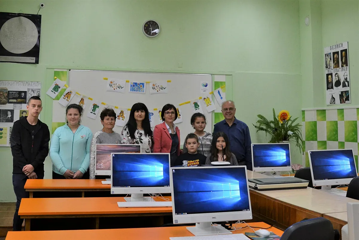 US-компания дари нови компютри на селско школо