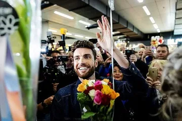 Баба Кори разцелува Дънкан Лорънс