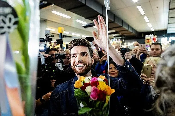 Баба Кори разцелува Дънкан Лорънс