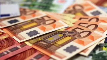 Цените на услугите повлякоха годишната инфлация в еврозоната