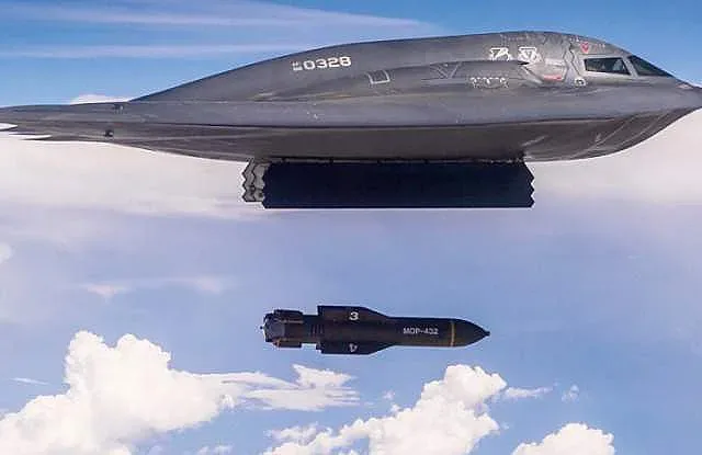 Бомбардировач B-2 пусна "послание" към враговете на Тръмп