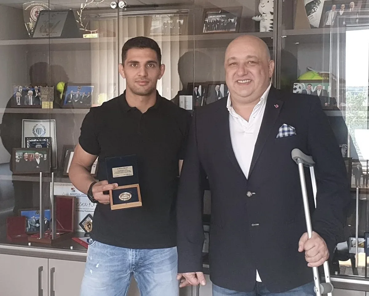 Министър Кралев награди сребърния медалист от Големия шлем по джудо