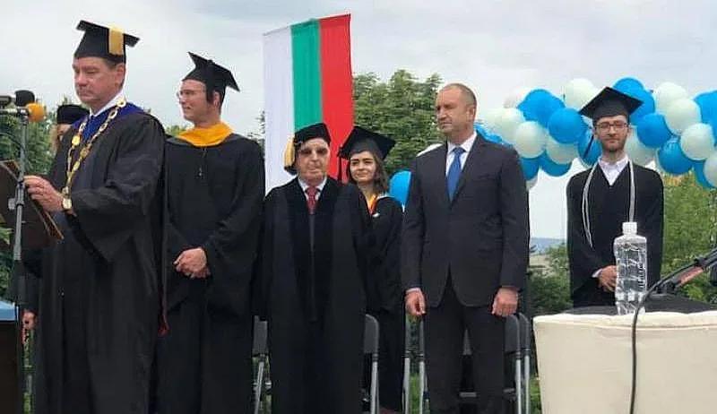 Радев зарадва дипломанти в АУБ в Благоевград