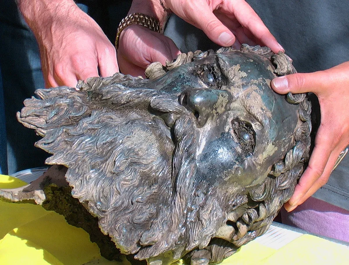 Полиция пази цяла нощ златото на Севт III