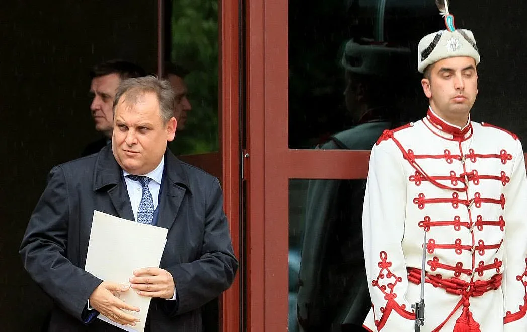 Втори глас за временно махане на „тримата големи“