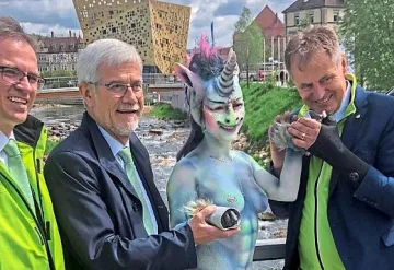 Германска общинарка с голи гърди на изложение