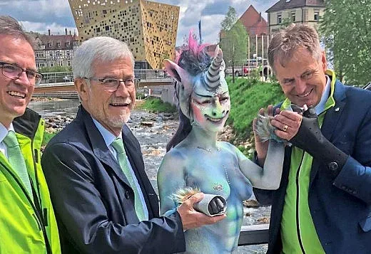 Германска общинарка с голи гърди на изложение