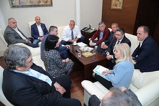 Започна срещата на превозвачите с премиера