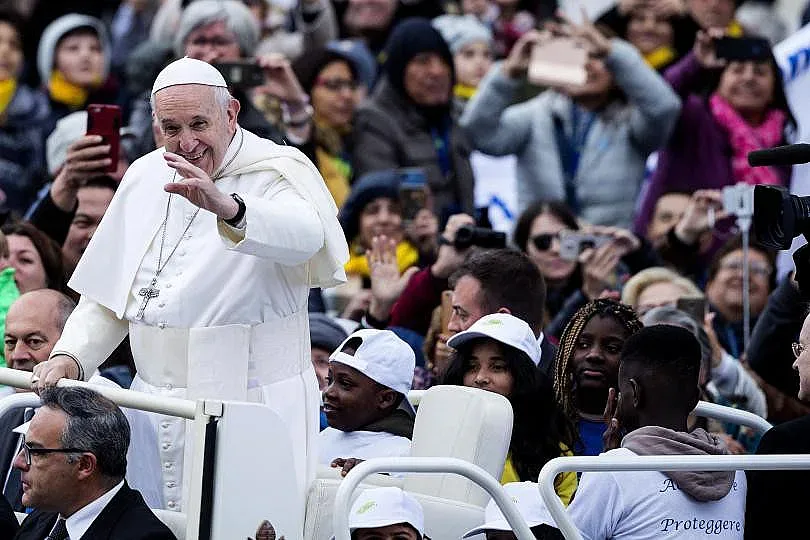 Папа Франциск разходи с папамобила си деца