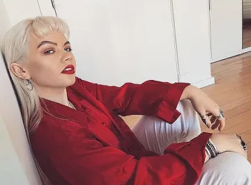 Руса красавица пее със Стинг в София