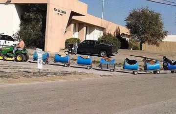 Влакче за бездомни кучета прави пенсионер