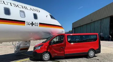 Меркел остана без самолет, бус го чукнал