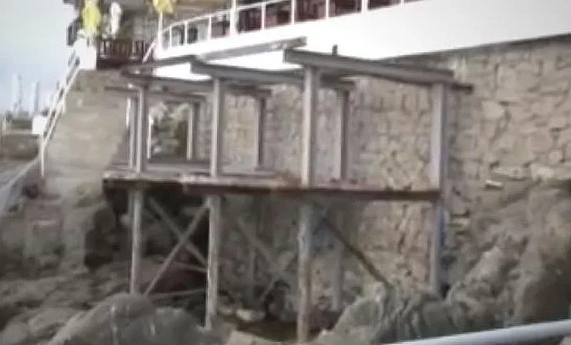 СКАНДАЛ! Кръчма върху скалите на Созопол