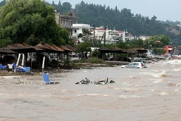 Чудовищен потоп в Гърция! Любими острови под вода