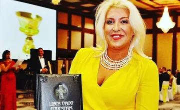 Мисис Дама на годината откупи рицарски ръкопис от 1279 г.