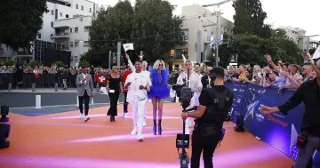 Започна Евровизия, певците минаха върху оранжево