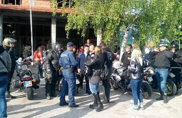 Рокери и жандармерия в Кърнаре,  ромите избягаха