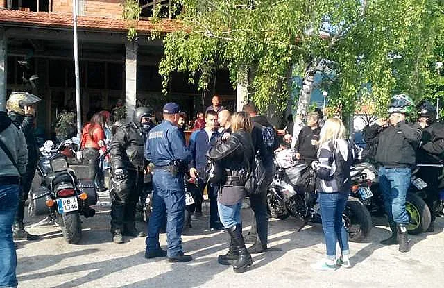 Рокери и жандармерия в Кърнаре,  ромите избягаха