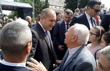 Протестиращи майки чакат президента в Асеновград