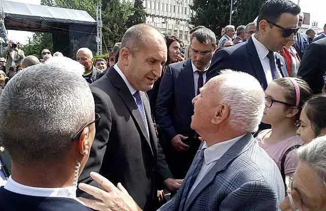Протестиращи майки чакат президента в Асеновград