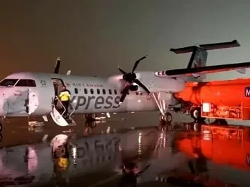 Цистерна с гориво се сблъска със самолет в Торонто