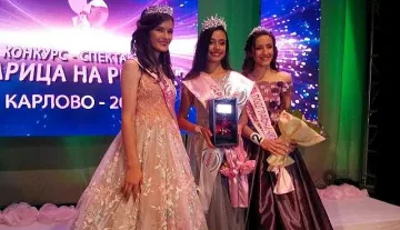 Яна стана Царица на розите, Калканджиева журира