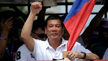 Огромна хлебарка налази президента на Филипините