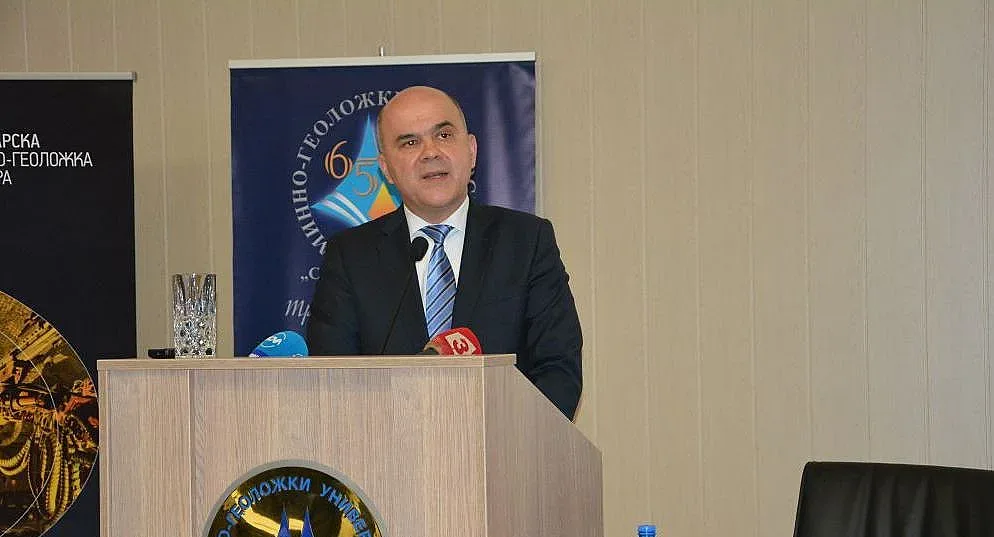 Учат млади хора за нова работа с пари от бюджета