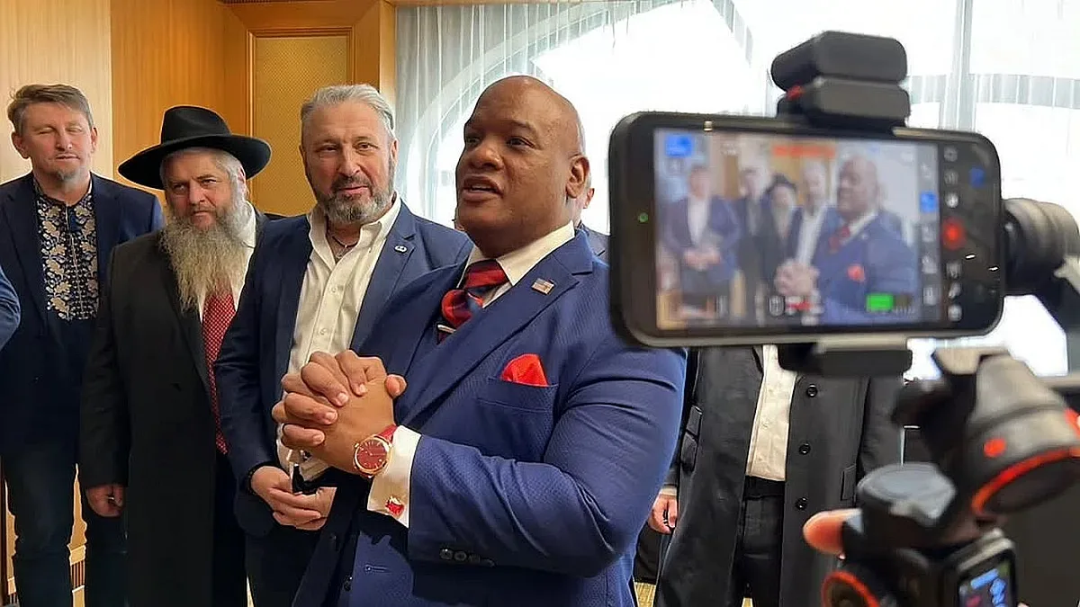 Помози Бог! Духовният съветник на Тръмп се моли в Украйна