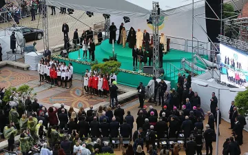 Папата с прегръдка за мир /СНИМКИ/