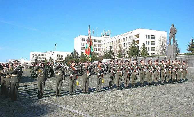 Само 1042 младежи учат за военни, гарантират им 1500 лв. заплата